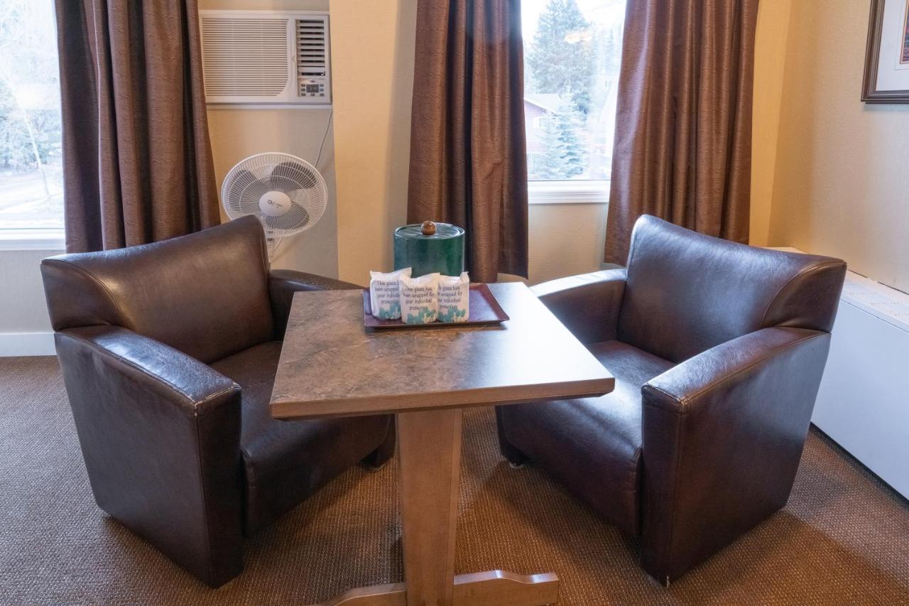 Irwin'S Mountain Inn Banff Extérieur photo