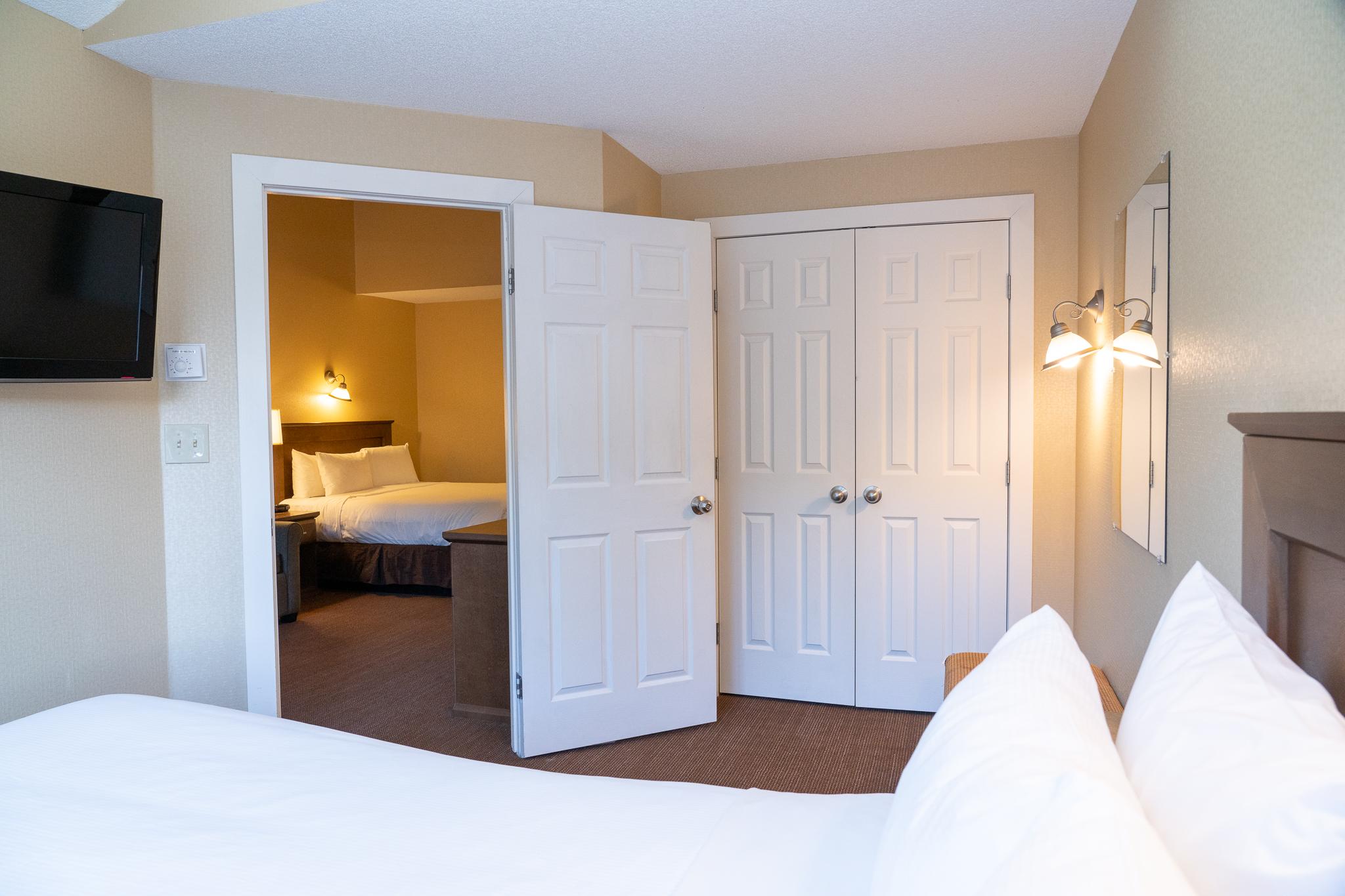 Irwin'S Mountain Inn Banff Extérieur photo