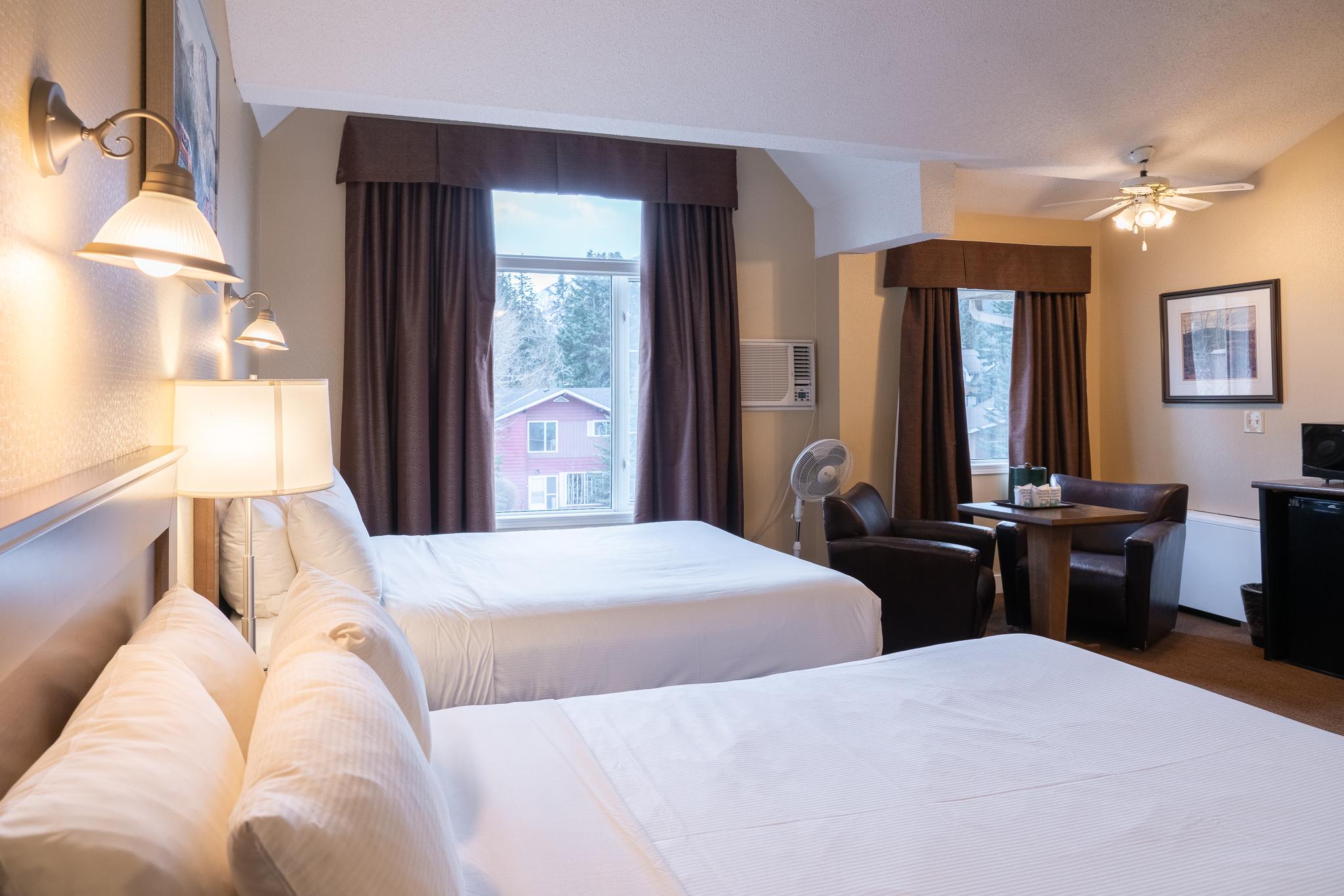 Irwin'S Mountain Inn Banff Extérieur photo