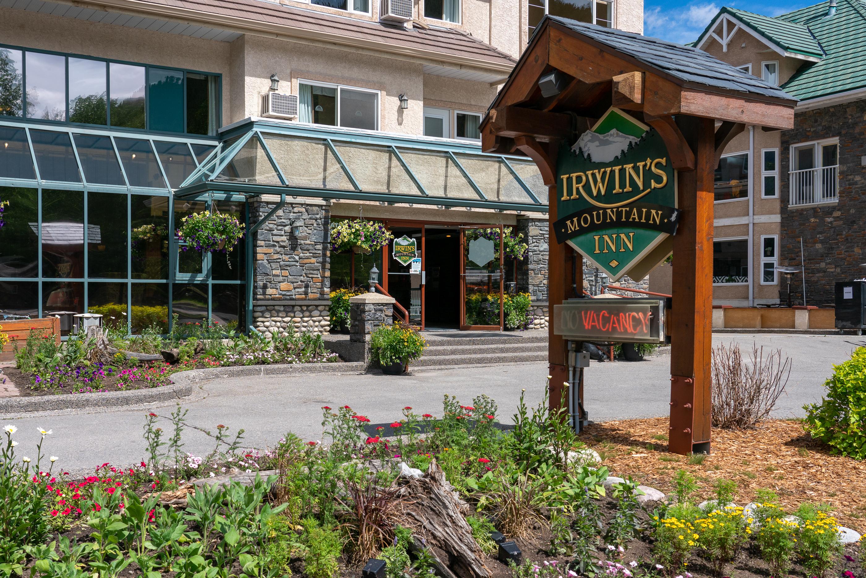Irwin'S Mountain Inn Banff Extérieur photo