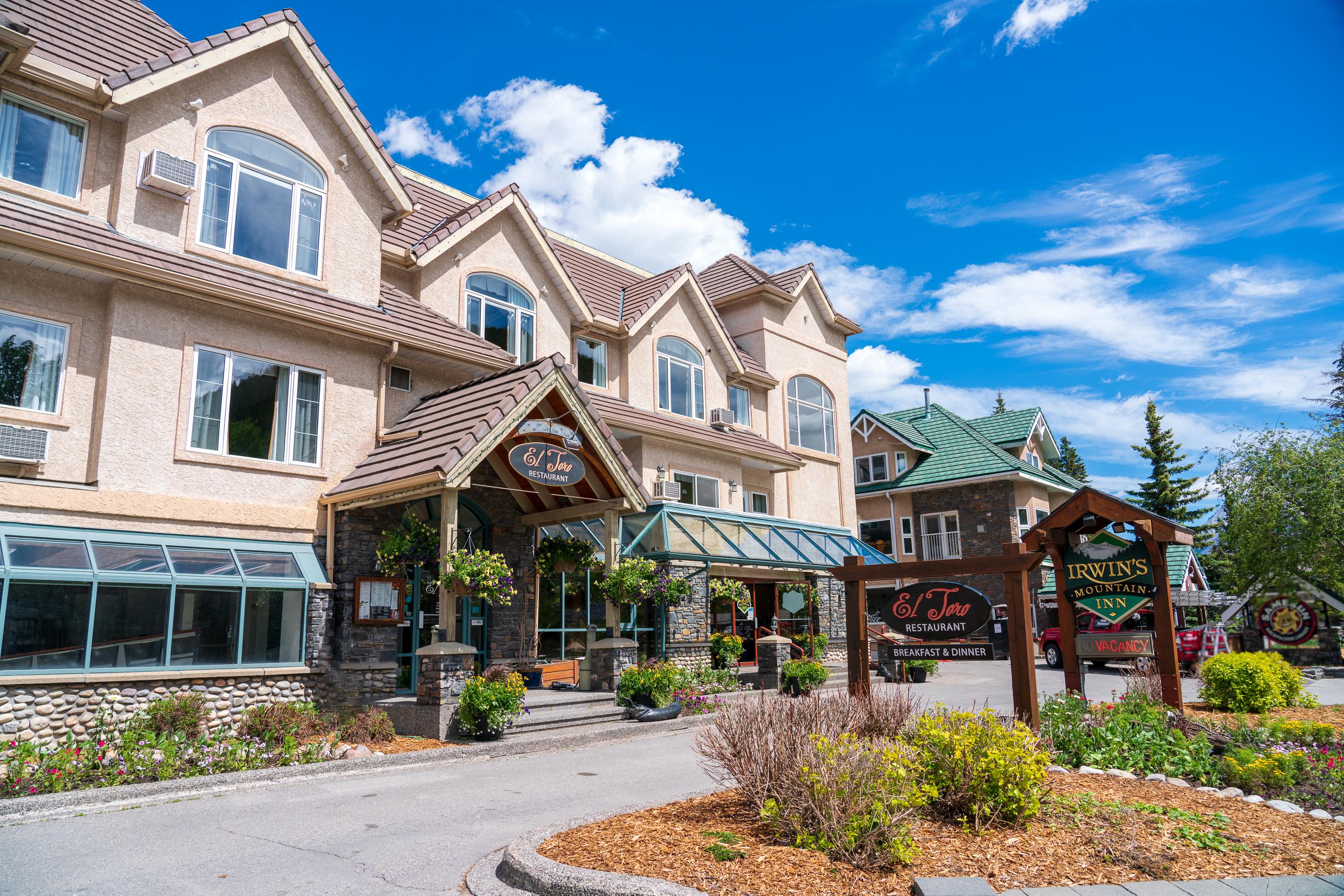 Irwin'S Mountain Inn Banff Extérieur photo