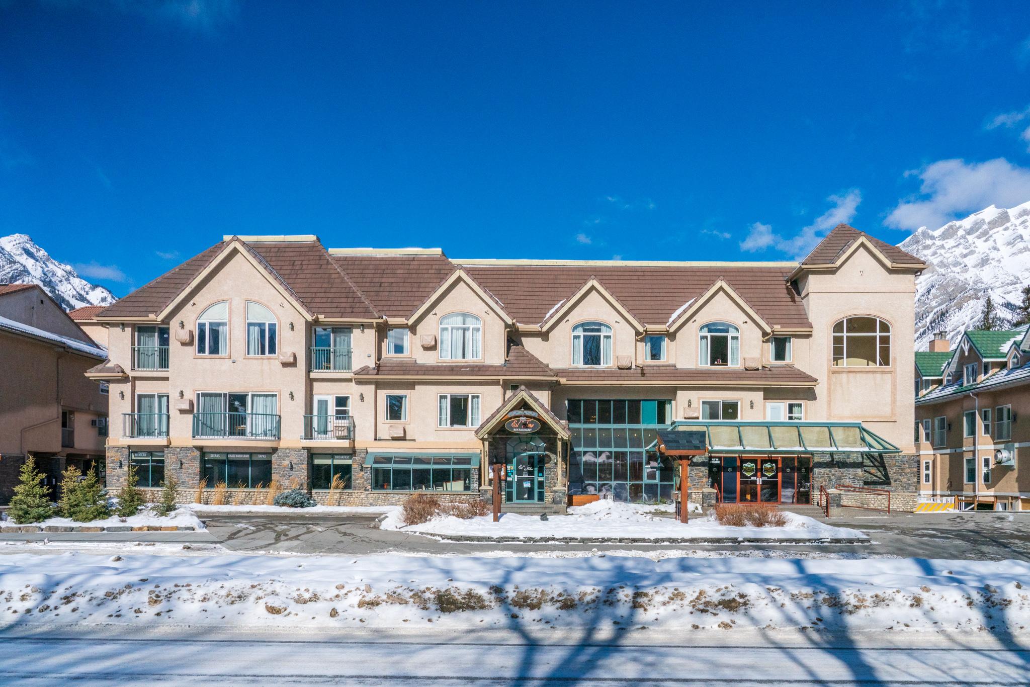 Irwin'S Mountain Inn Banff Extérieur photo
