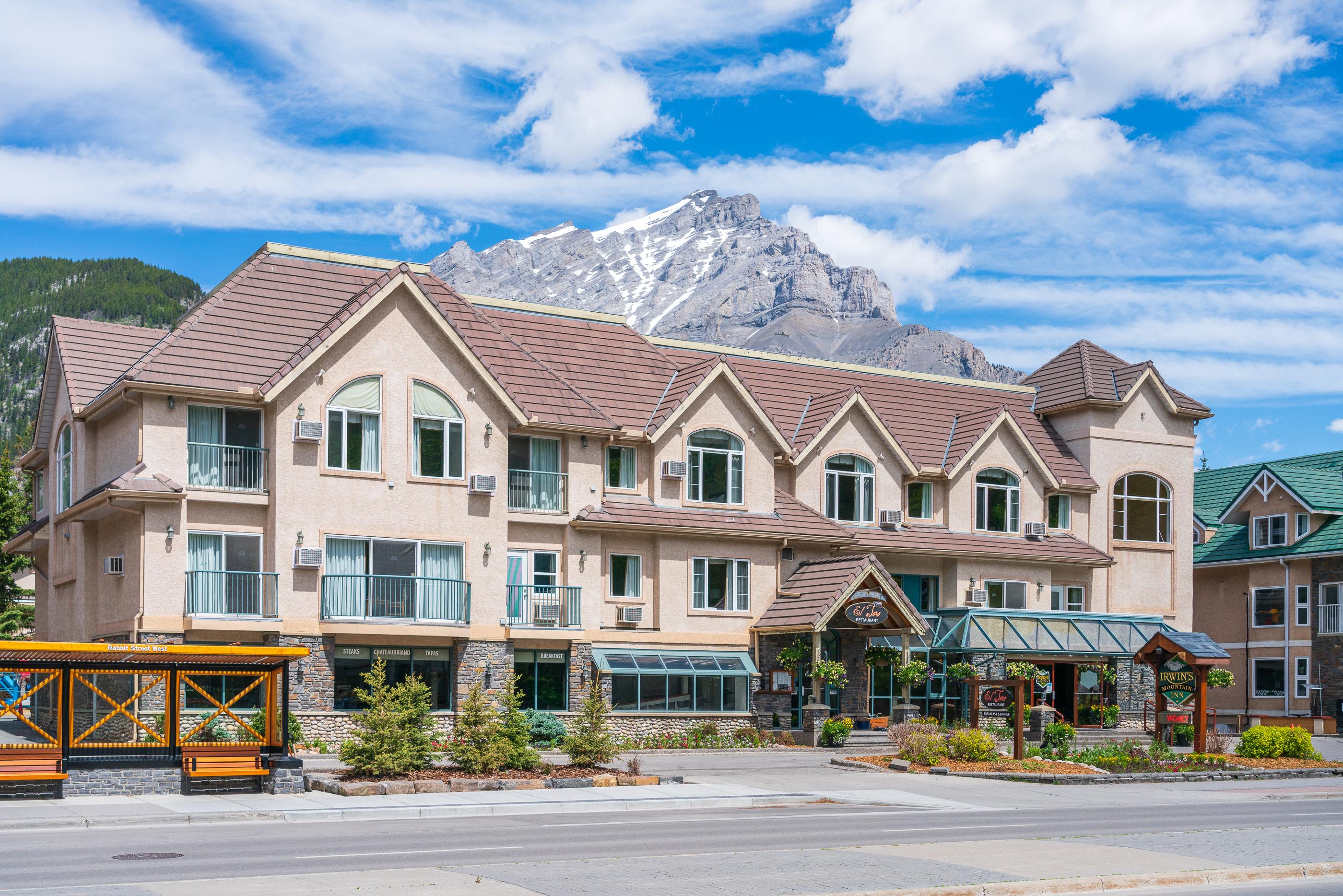 Irwin'S Mountain Inn Banff Extérieur photo