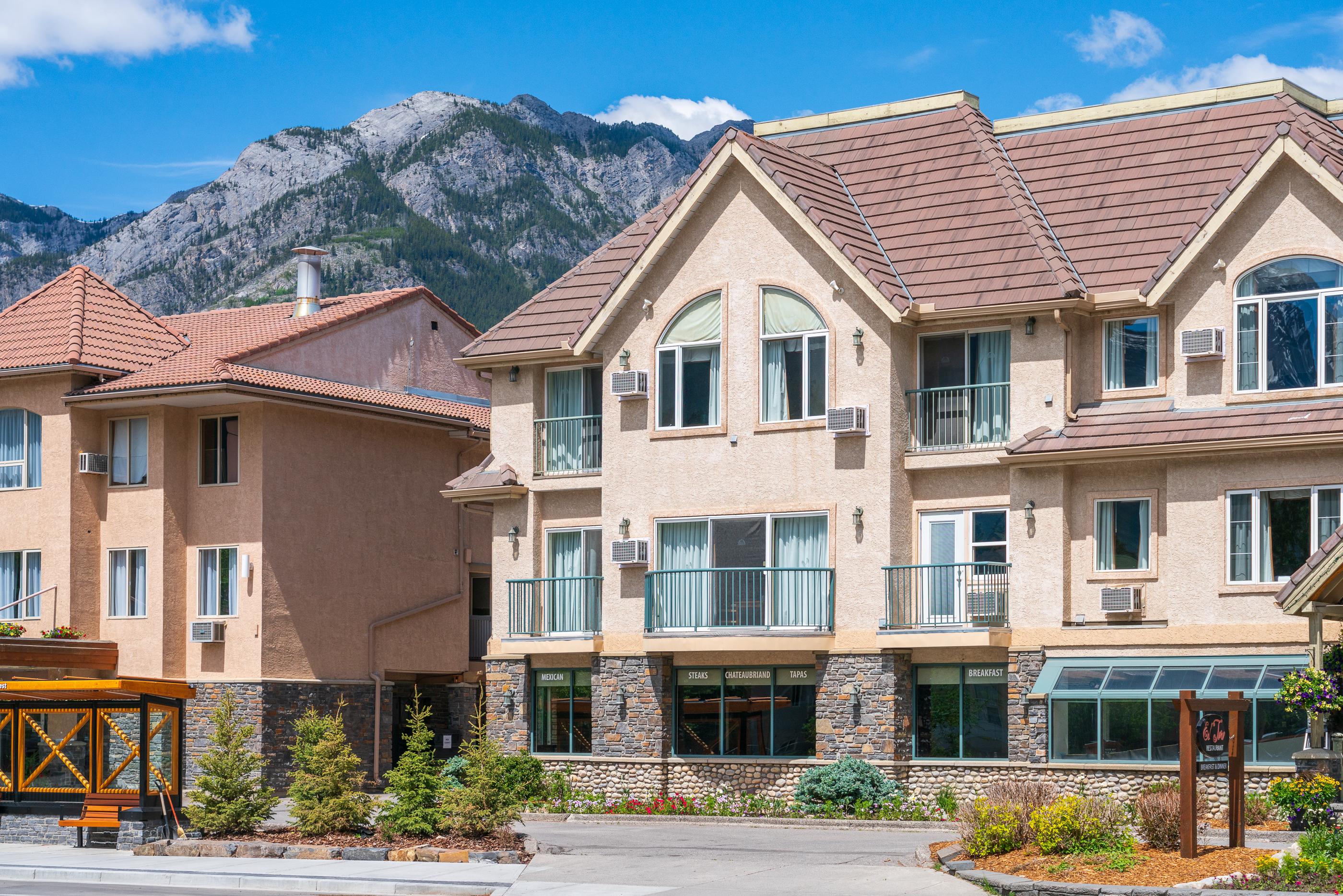 Irwin'S Mountain Inn Banff Extérieur photo