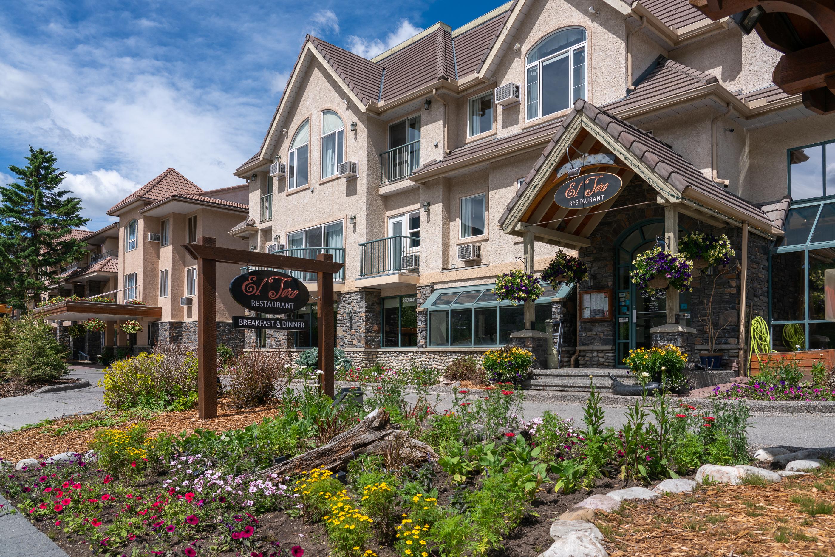 Irwin'S Mountain Inn Banff Extérieur photo