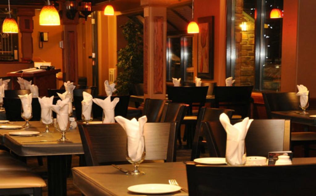 Irwin'S Mountain Inn Banff Extérieur photo
