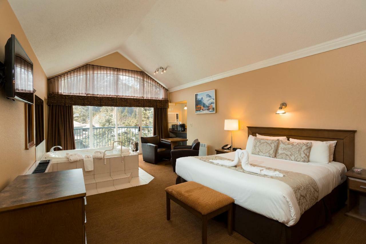Irwin'S Mountain Inn Banff Extérieur photo