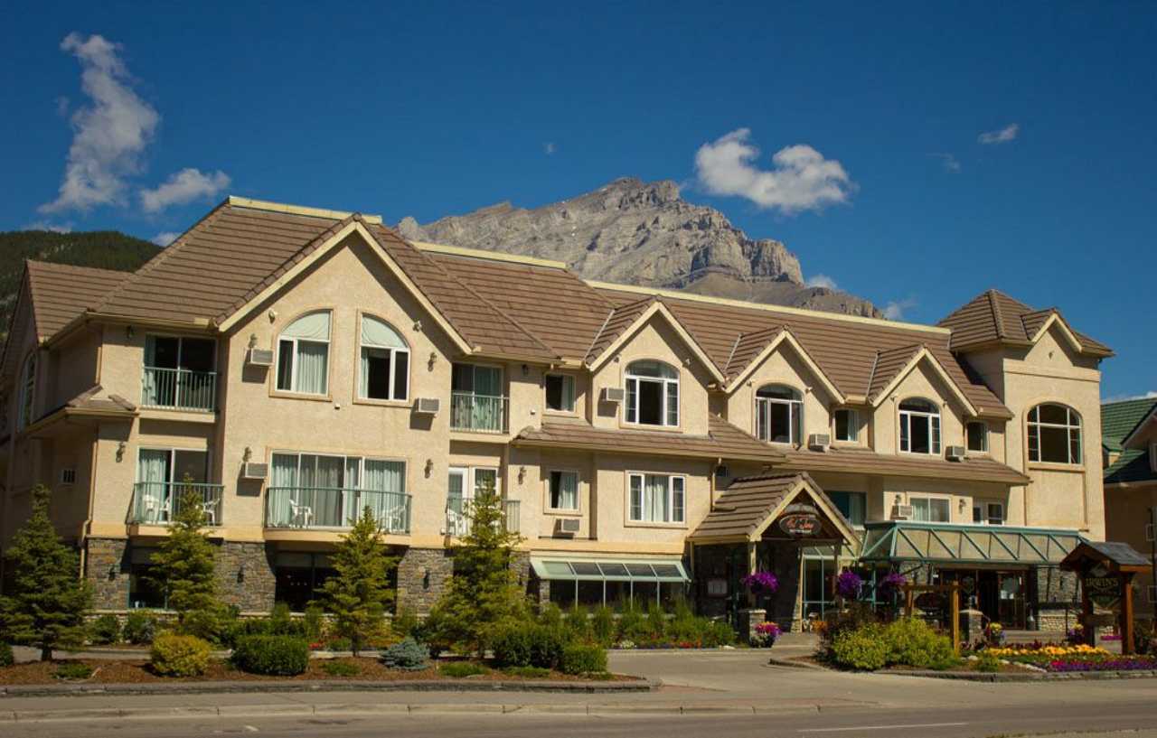 Irwin'S Mountain Inn Banff Extérieur photo